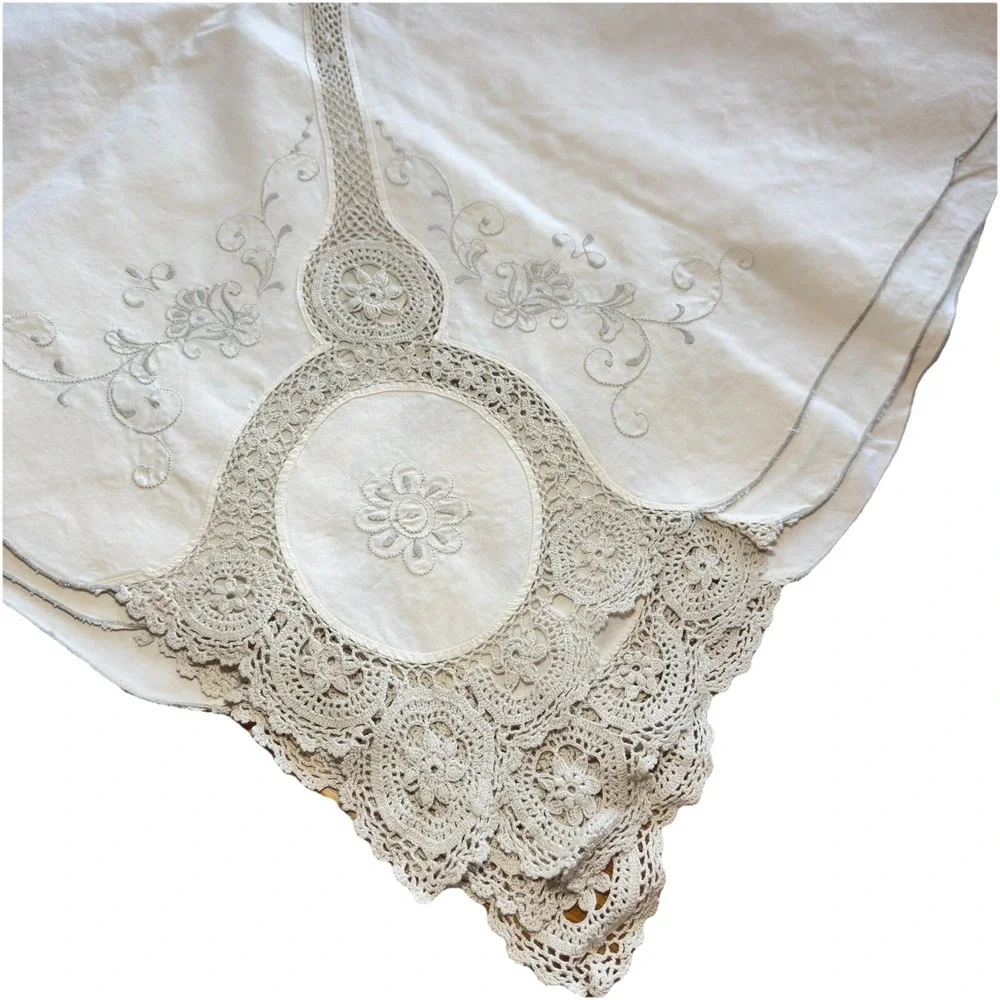 Vintage Madeira Linen Tablecloth 66x98 w/ 32
